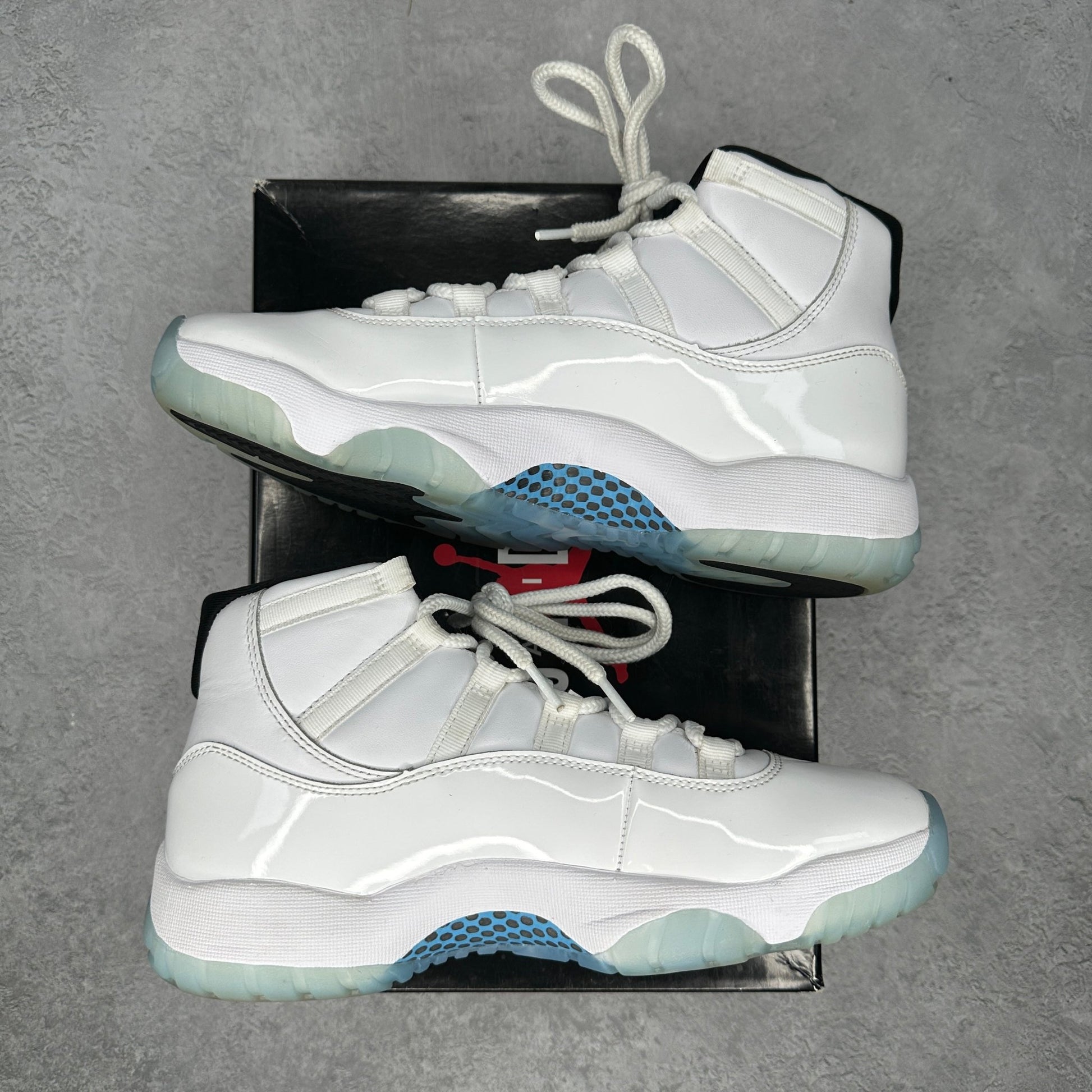 Jordan 11 Retro Legend Blue (2024) *pre-owned* SIZE 9