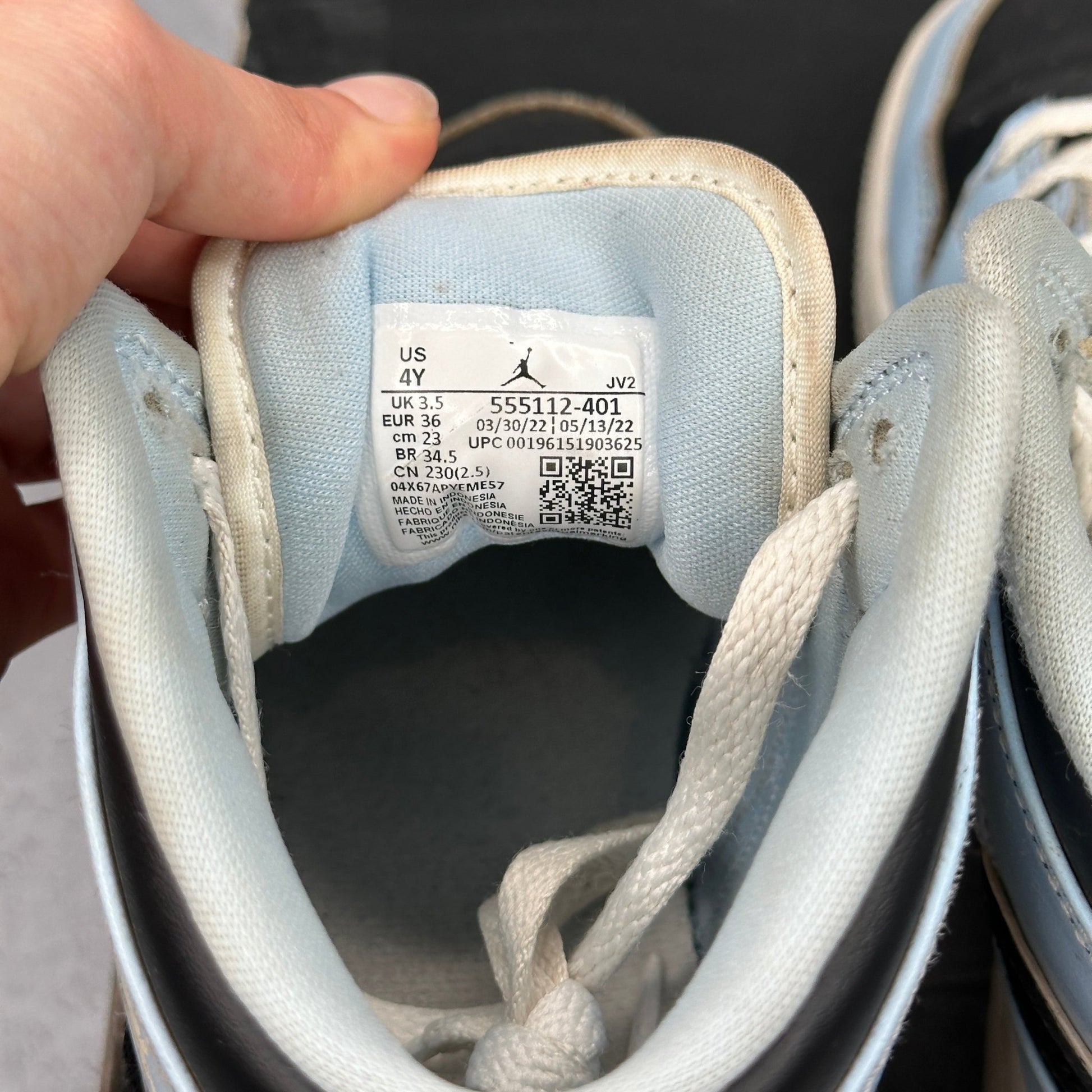Jordan 1 Mid Ice Blue (2022) (GS) *pre - owned* SIZE 4Y - Kicks Collective PA - Jordan - 555112 - 401 - Kid's Shoes - 4Y - Pre - Owned