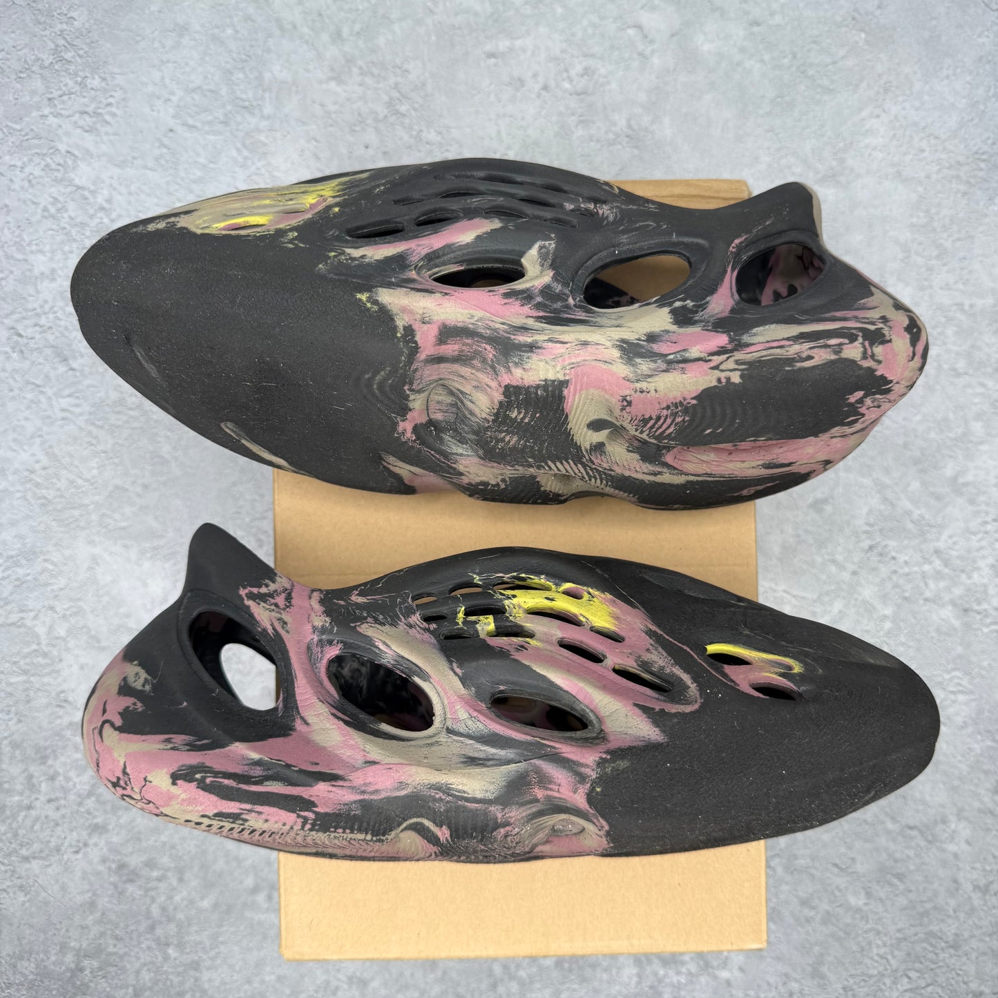 adidas Yeezy Foam RNR MX Carbon *pre-owned* SIZE 9