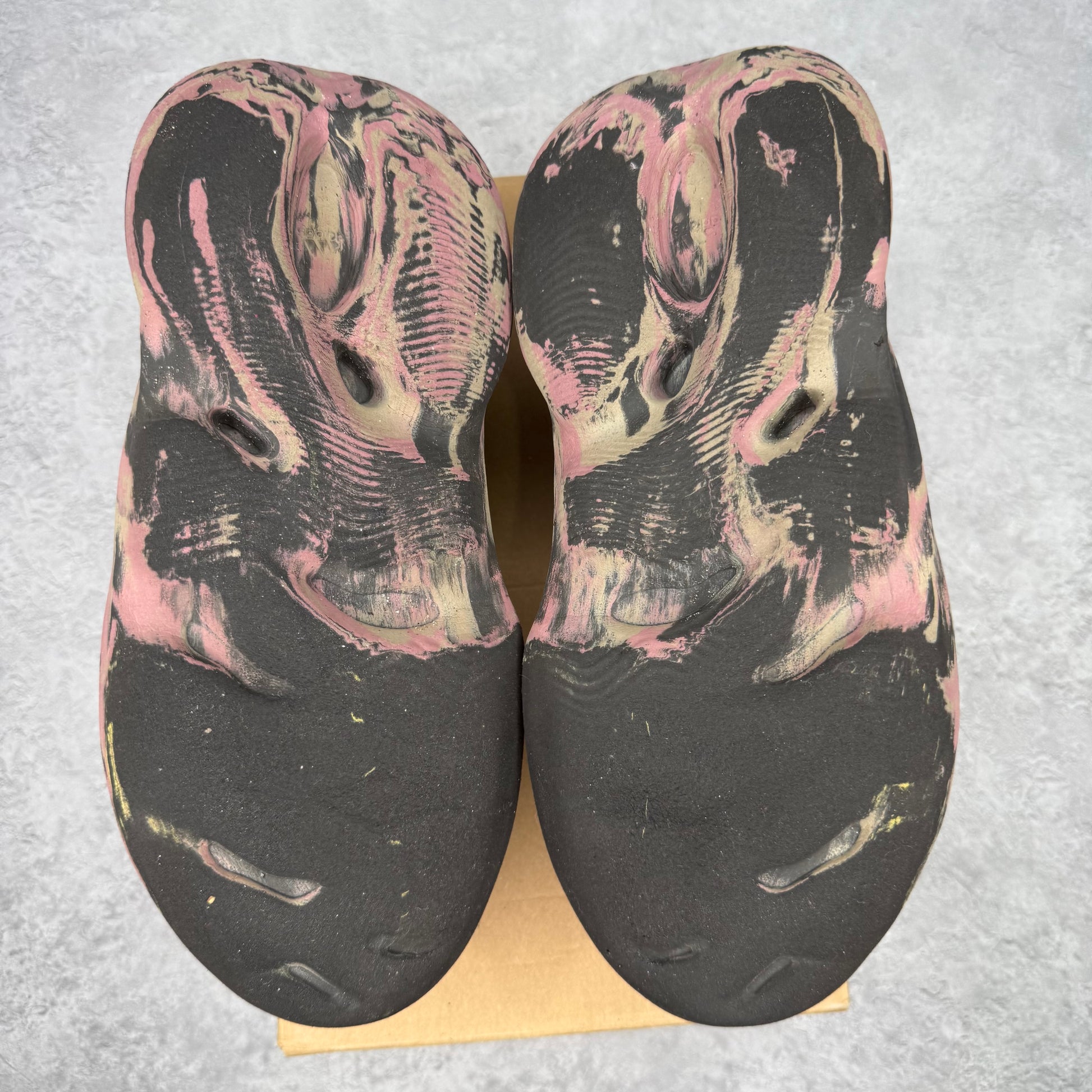 adidas Yeezy Foam RNR MX Carbon *pre-owned* SIZE 9