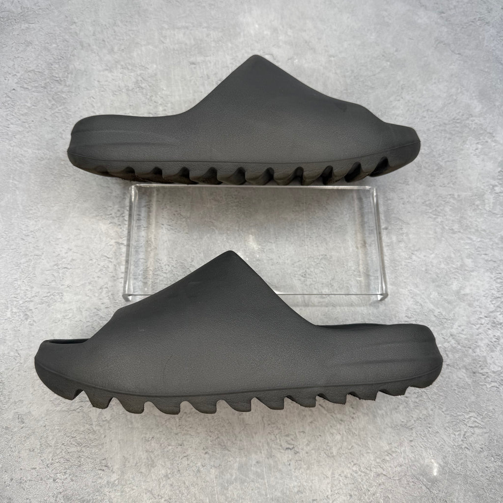 adidas Yeezy Slide Granite *pre-owned* SIZE 9