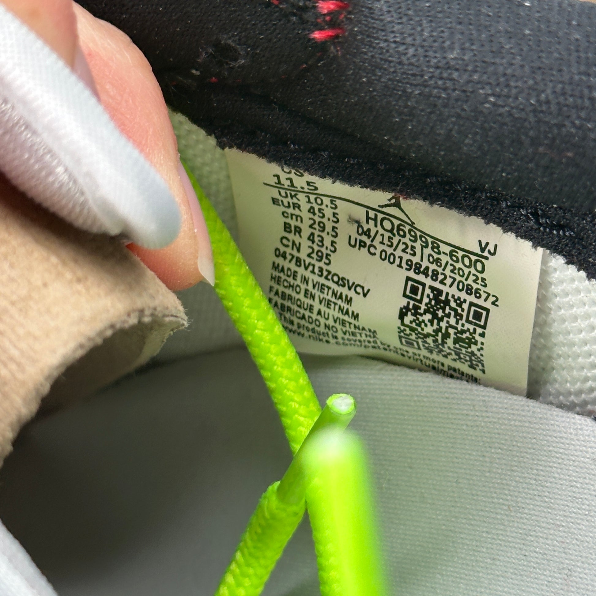 Jordan 1 Retro Low OG Chicago (2025) *pre-owned* SIZE 11.5