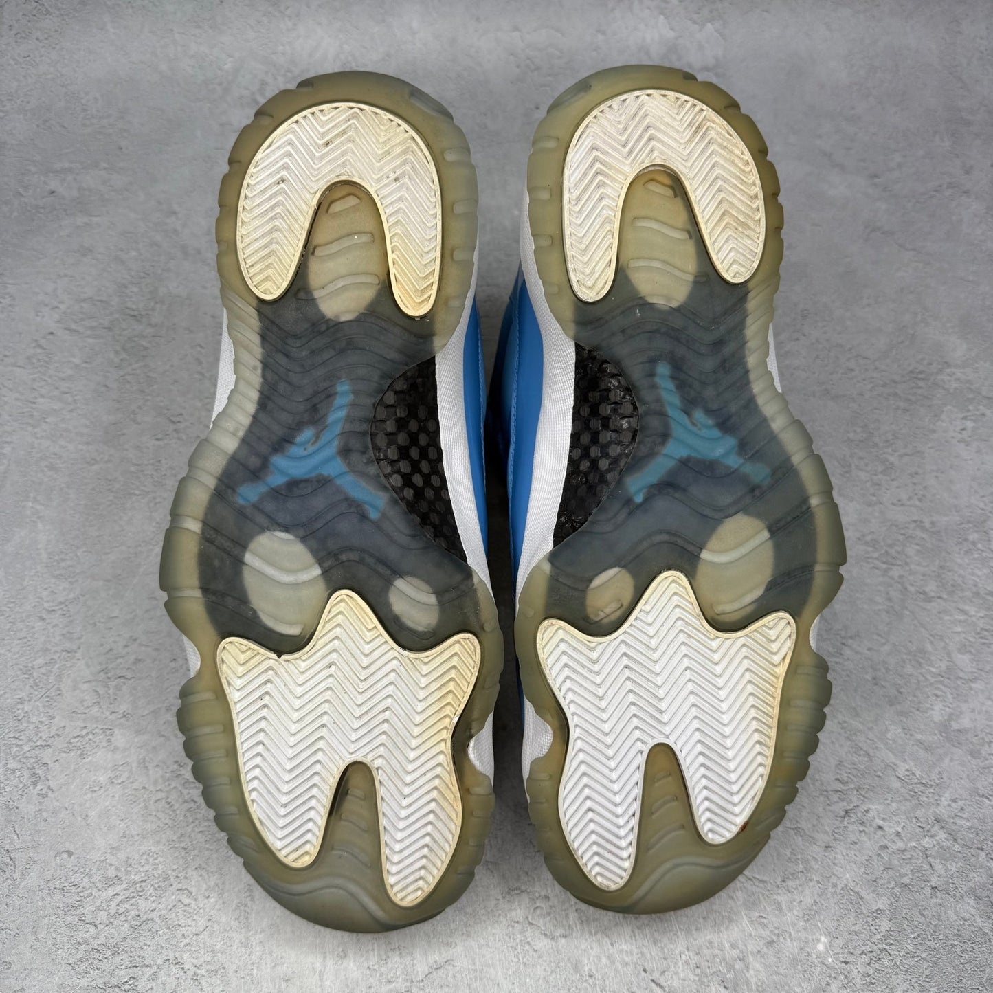 Jordan 11 Retro Pantone *pre - owned* SIZE 10.5 - Kicks Collective PA - Jordan - 689479-405 - Men's Shoes - 10.5M/12W - Pre - Owned - Replacement Box