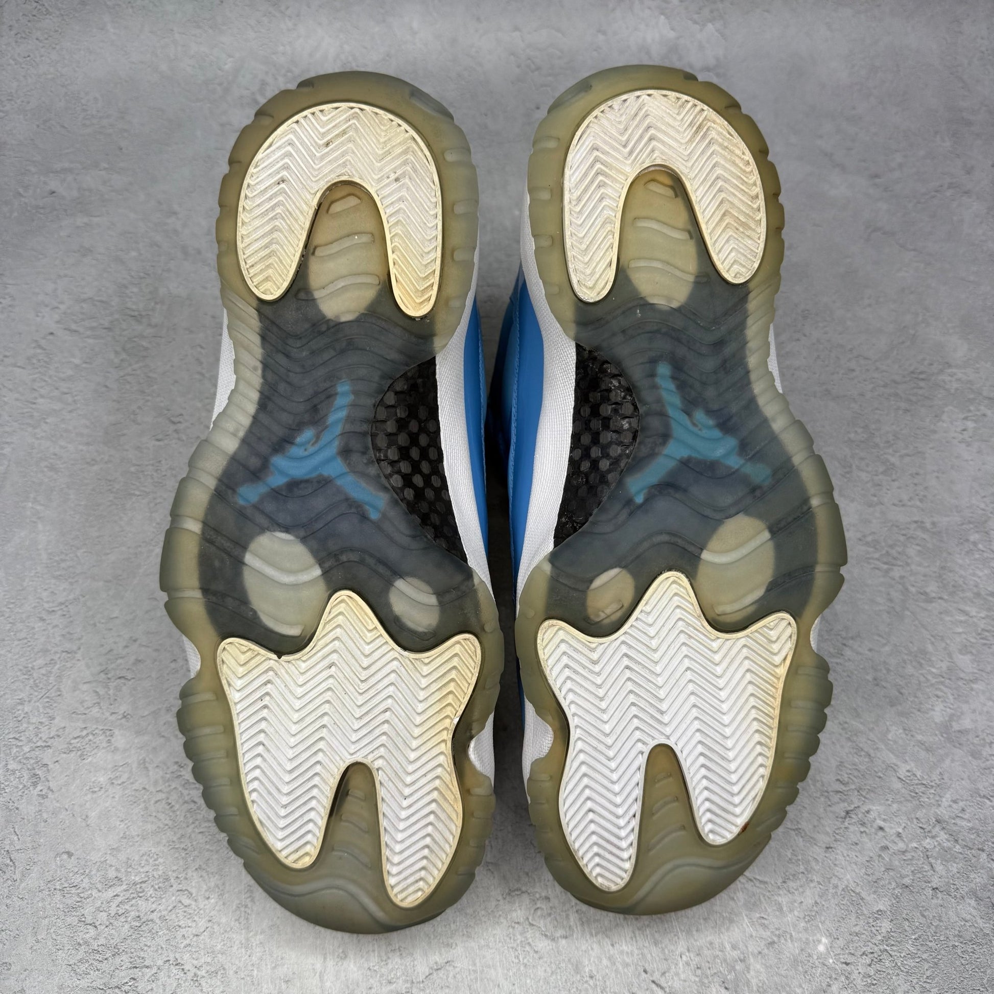 Jordan 11 Retro Pantone *pre - owned* SIZE 10.5 - Kicks Collective PA - Jordan - 689479-405 - Men's Shoes - 10.5M/12W - Pre - Owned - Replacement Box