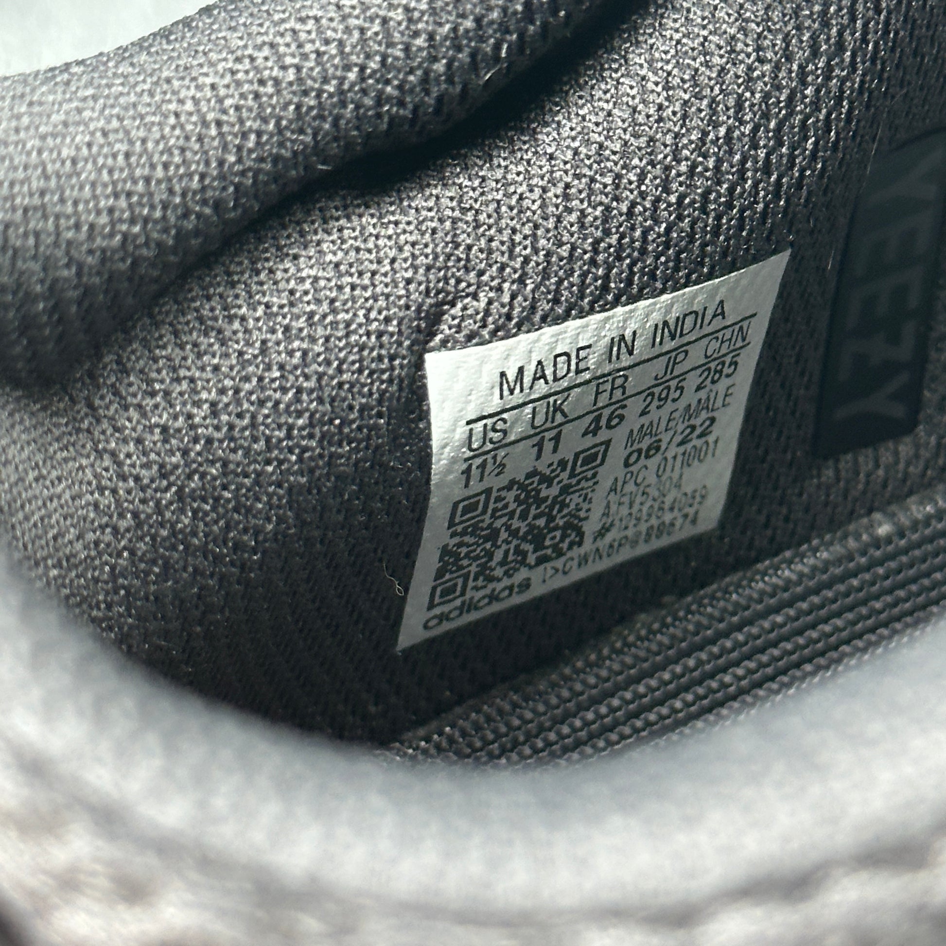 adidas Yeezy Boost 700 Utility Black *pre-owned* SIZE 11.5