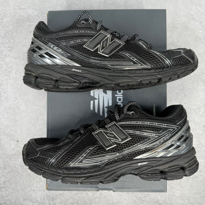 New Balance 1906R Black Metallic Silver *pre-owned* SIZE 8.5