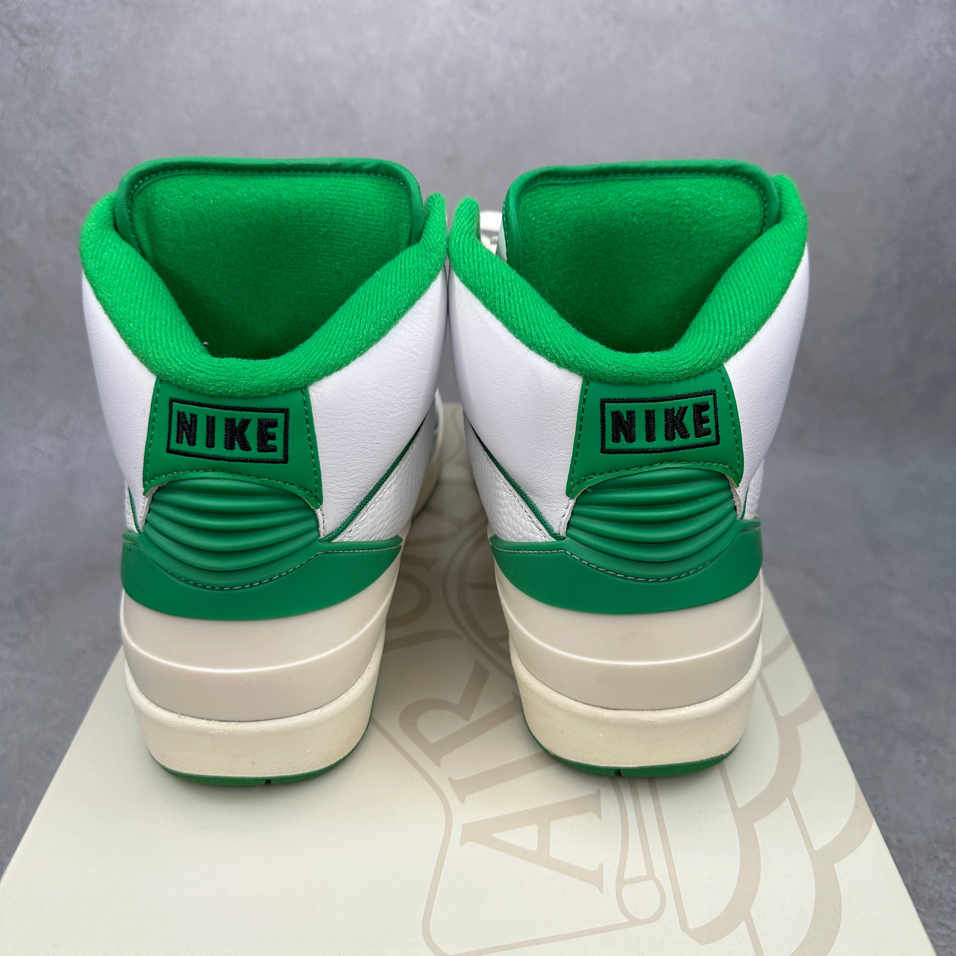 Jordan 2 Retro Lucky Green *pre-owned* SIZE 10.5