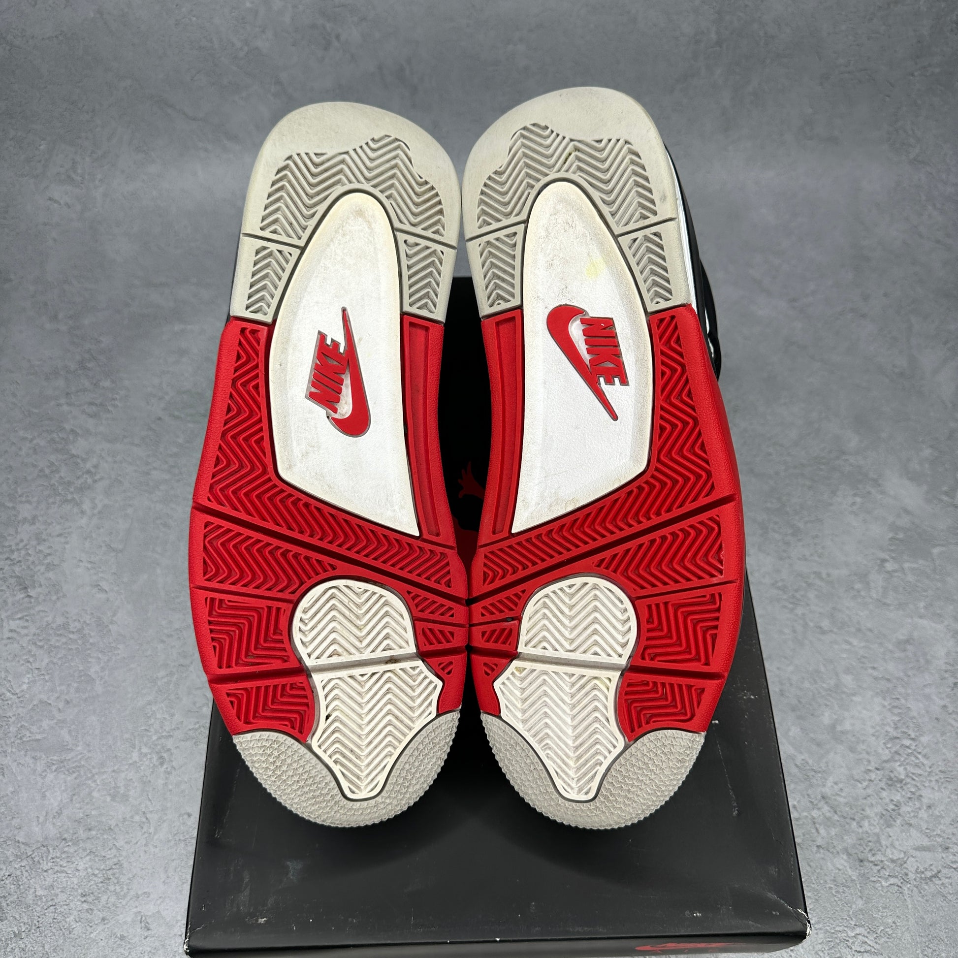 Jordan 4 Retro Fire Red (2020) *pre-owned* SIZE 9