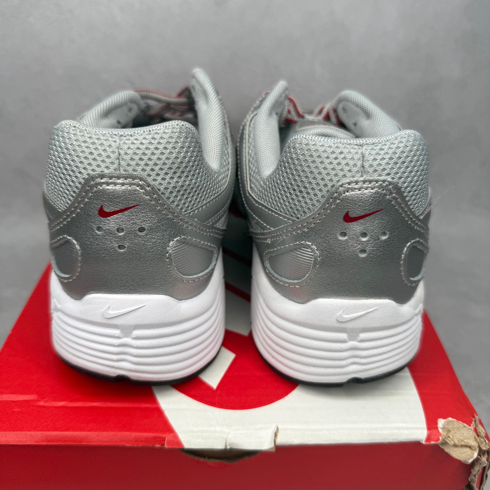 Nike P-6000 Metalic Silver Cool Red (GS) *pre-owned* SIZE 7Y