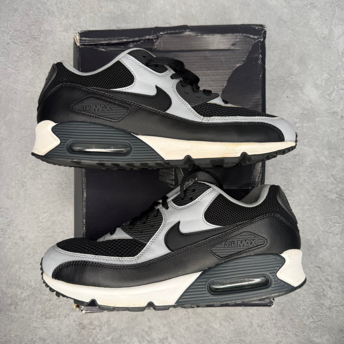 Nike Air Max 90 Black Wolf Grey *pre-owned* SIZE 9