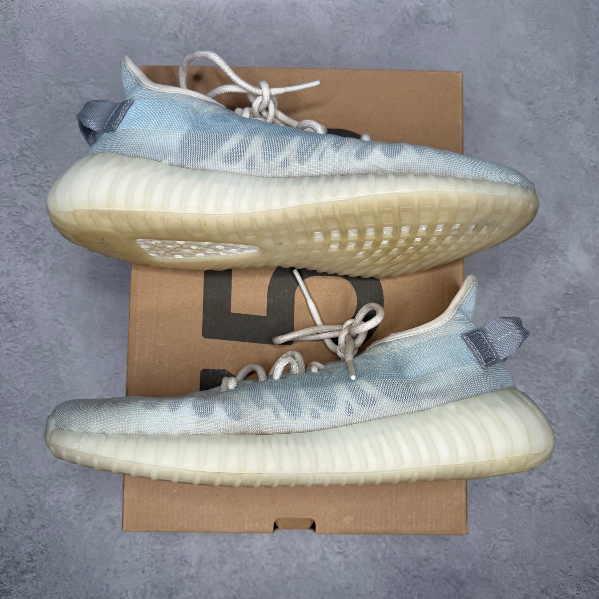 adidas Yeezy Boost 350 V2 Mono Ice *pre-owned* SIZE 9.5