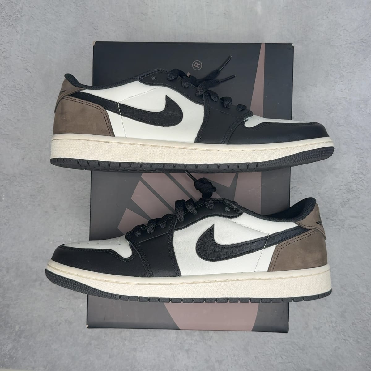 Jordan 1 Retro Low OG Mocha 9 9 (Pre-Owned) - front