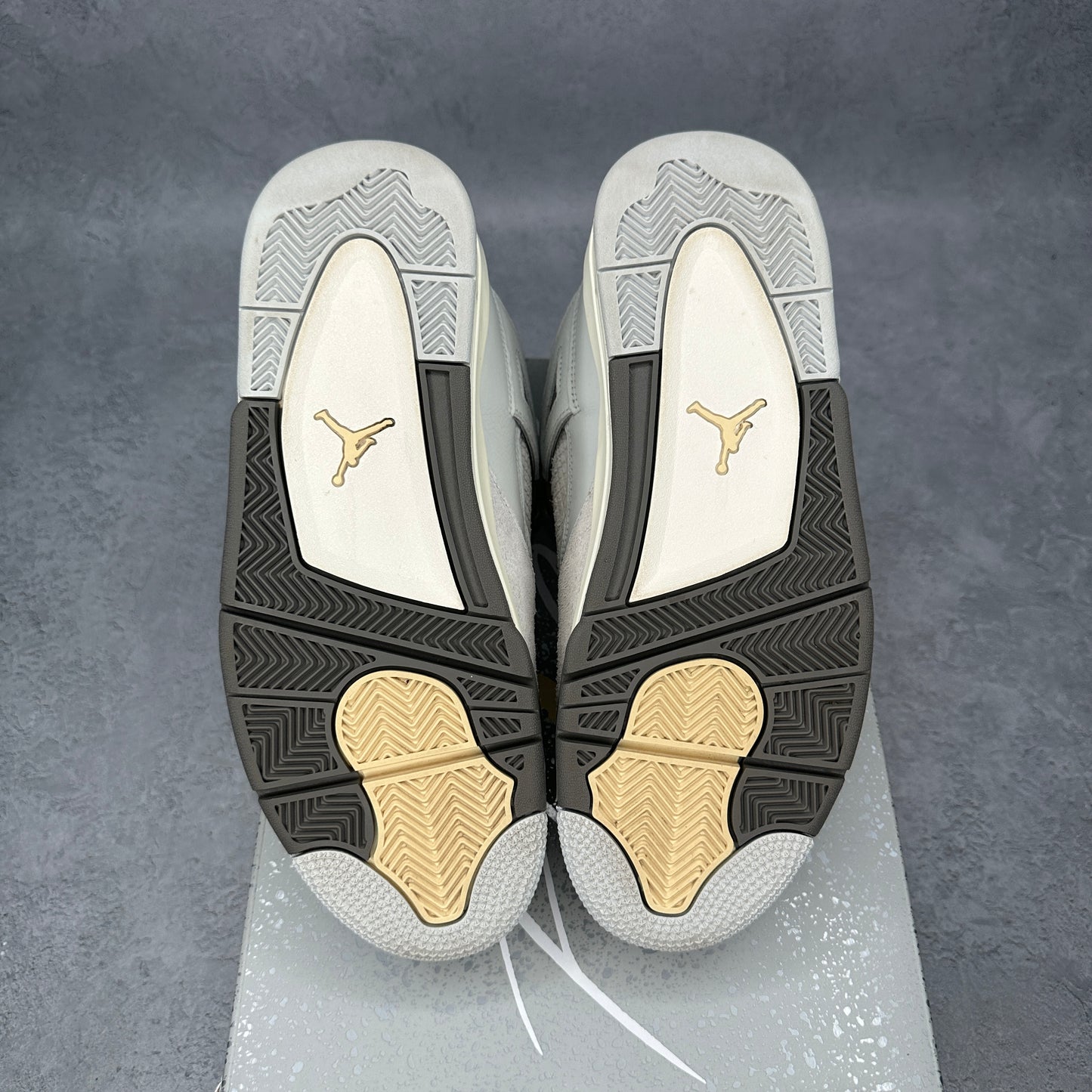 Jordan 4 Retro SE Craft Photon Dust *pre-owned* SIZE 10