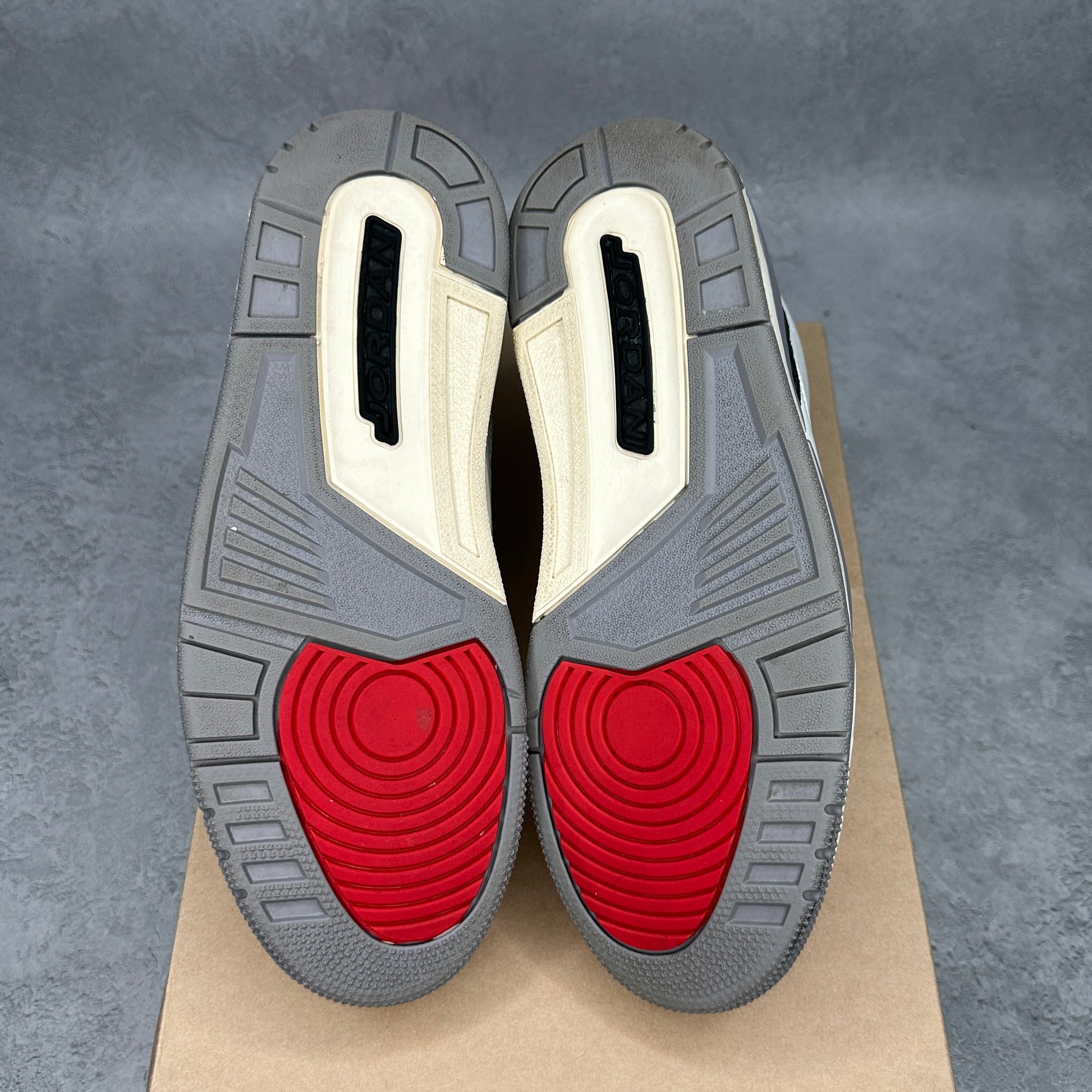 Jordan 3 Retro Cement Grey *pre-owned* SIZE 10.5