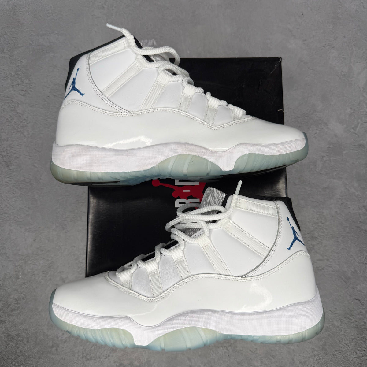 Jordan 11 Retro Legend Blue (2024) *pre-owned* SIZE 10