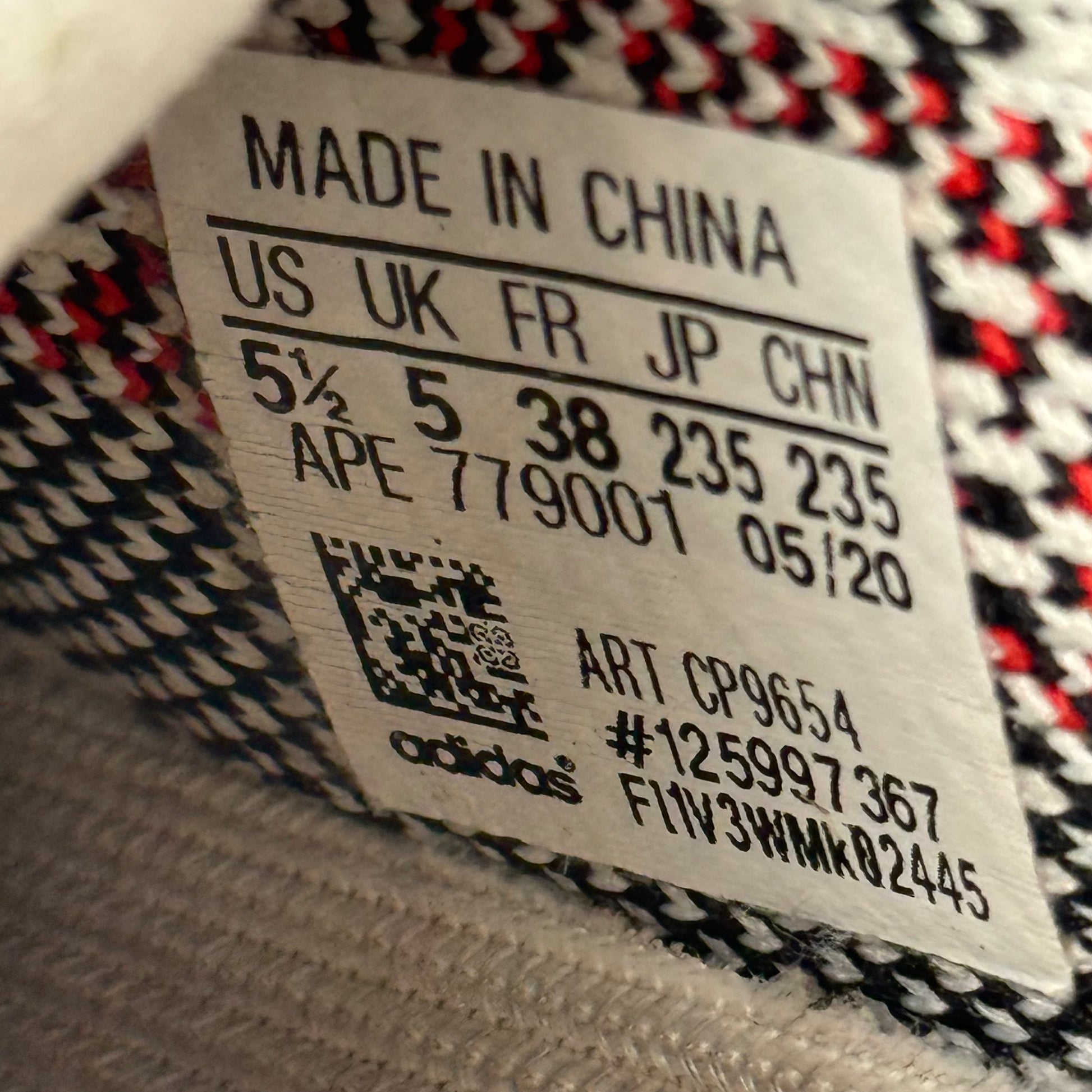 adidas Yeezy Boost 350 V2 Zebra *pre-owned* SIZE 5.5Y