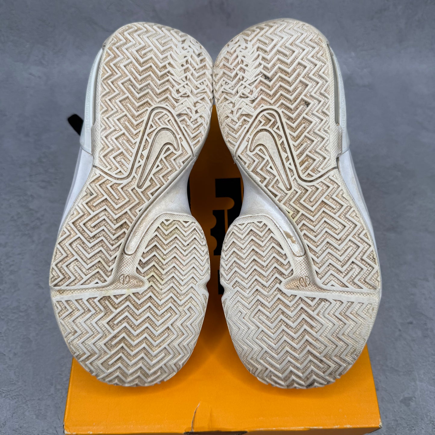 LeBron Witness 6 Black Dark Obsidian (GS) *pre-owned* SIZE 4.5Y