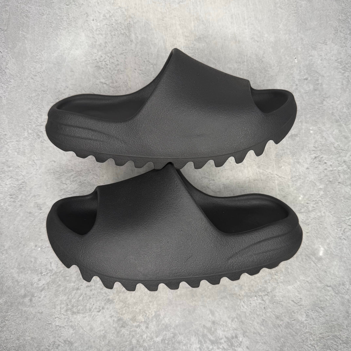 adidas Yeezy Slide Onyx *pre-owned* SIZE 7 Shrunk