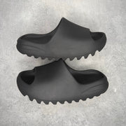 adidas Yeezy Slide Onyx *pre-owned* SIZE 7 Shrunk