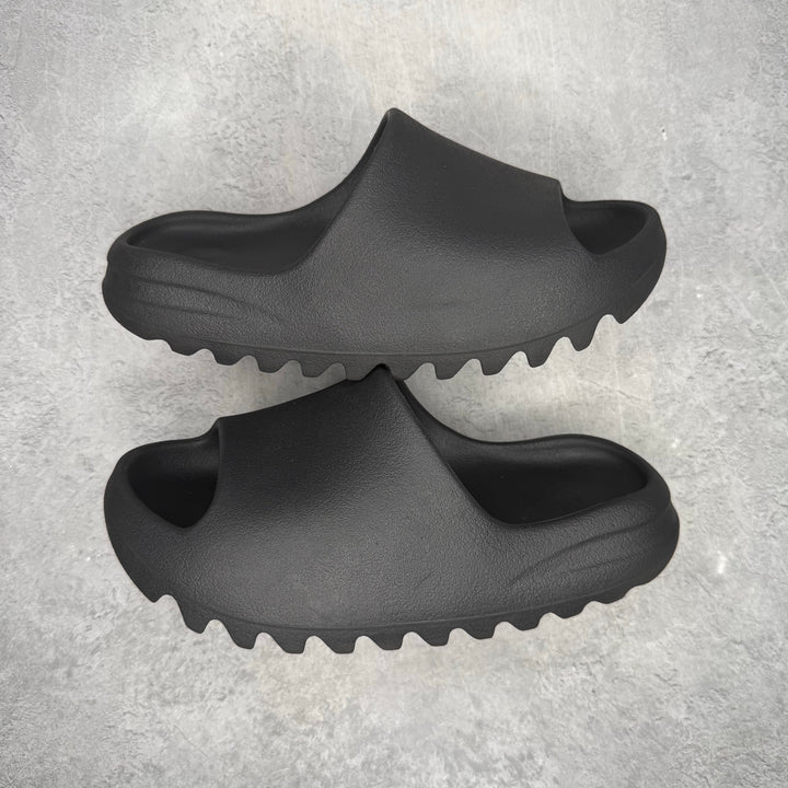 adidas Yeezy Slide Onyx *pre-owned* SIZE 7 Shrunk