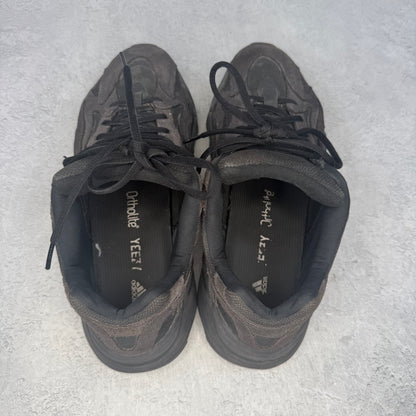 adidas Yeezy Boost 700 V2 Vanta *pre-owned* SIZE 10