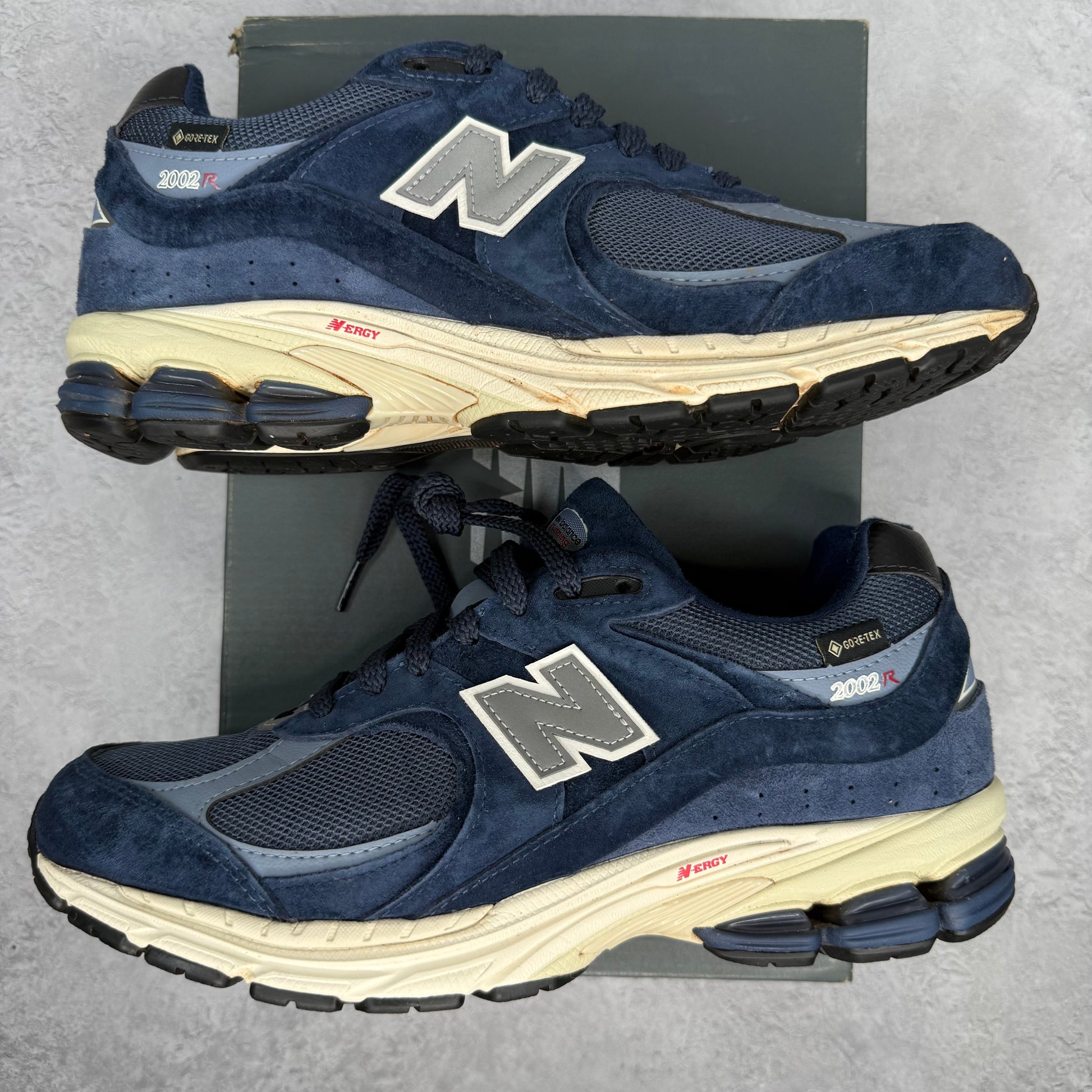 New Balance 2002R Gore-Tex Navy Arctic Grey *pre-owned* SIZE 10