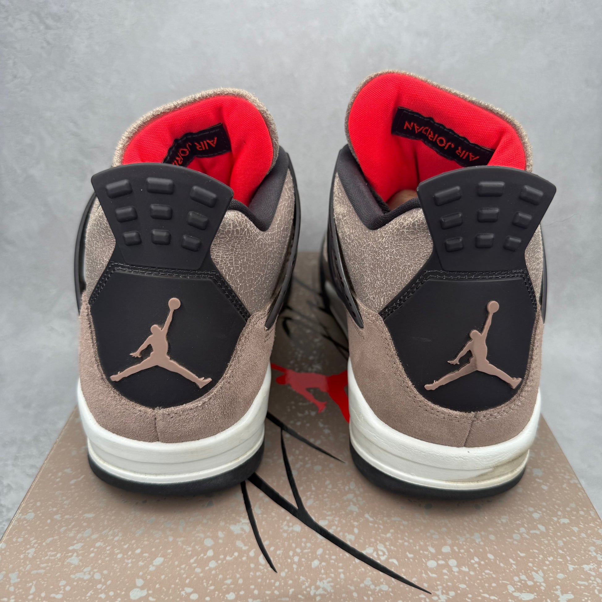 Jordan 4 Retro Taupe Haze *pre-owned* SIZE 11