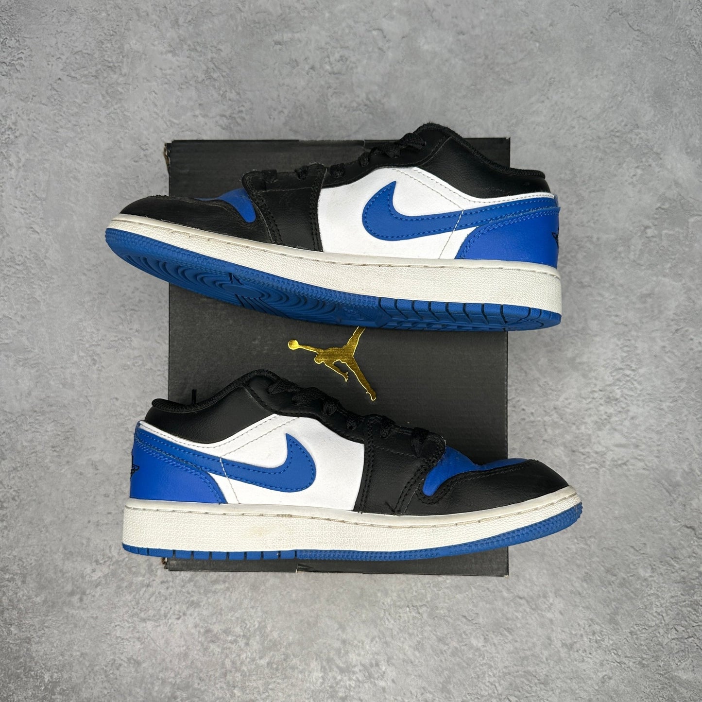 Jordan 1 Low SE Alternate Royal Toe (GS) *pre - owned* SIZE 5.5Y - Kicks Collective PA - Jordan - 553560 - 140 - Kid's Shoes - 5.5Y - Brand New
