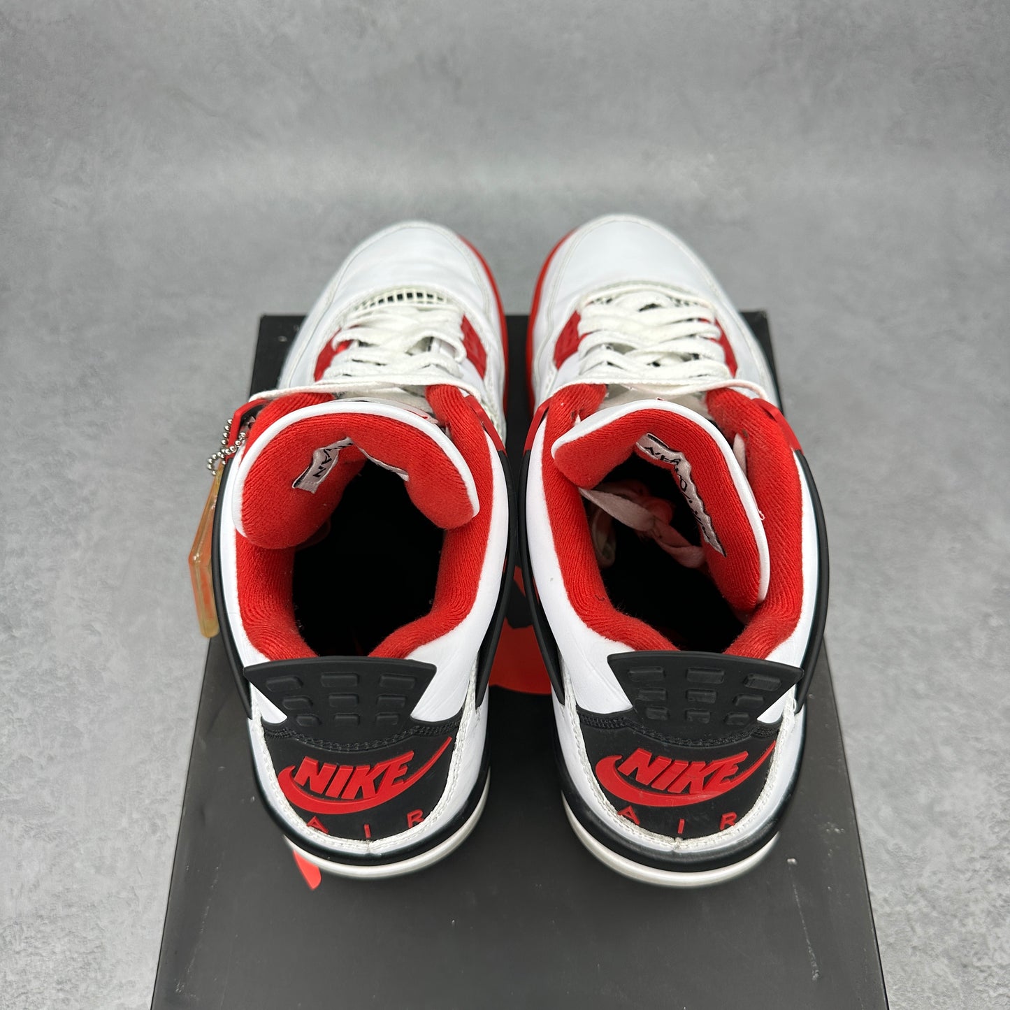 Jordan 4 Retro Fire Red (2020) *pre-owned* SIZE 9