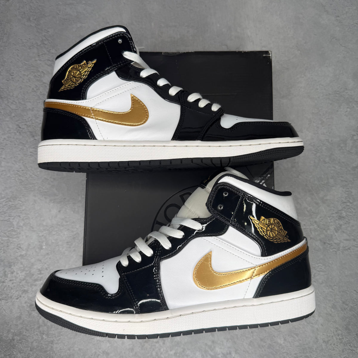 Jordan 1 Mid Patent Black White Gold pre-owned size 10.5