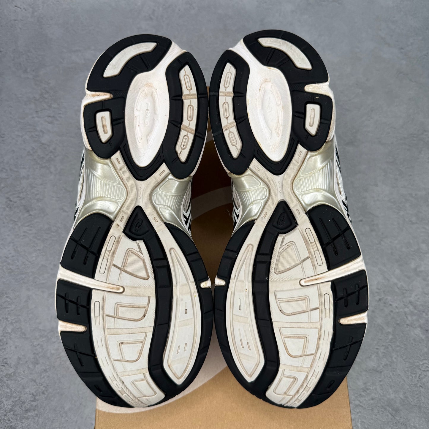 ASICS Gel-1130 White Black *pre-owned* SIZE 9