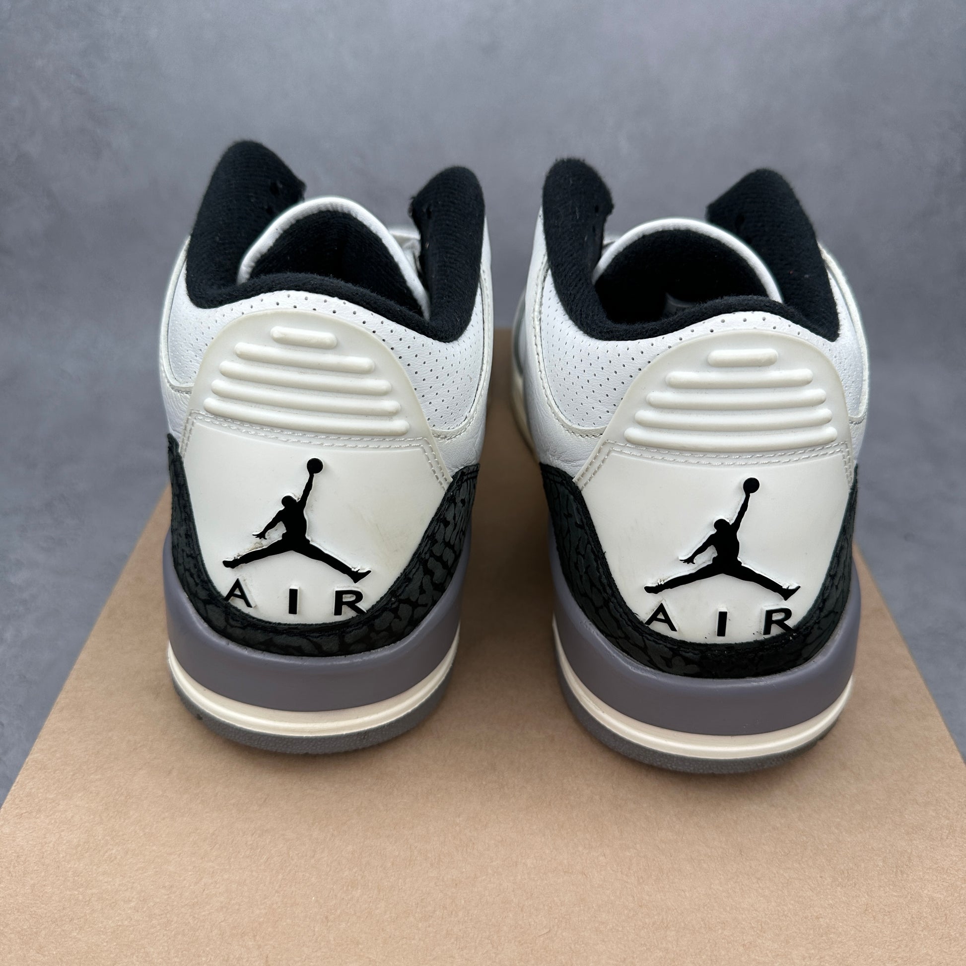 Jordan 3 Retro Cement Grey *pre-owned* SIZE 10.5