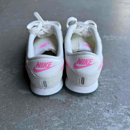 Nike MD Valiant GS White Pink Spell *pre-owned* SIZE 5Y