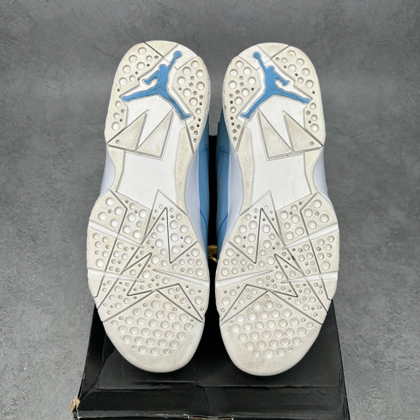 Jordan 7 Retro Pantone *pre - owned* SIZE 11 - Kicks Collective PA - Jordan - 304775-400 - Men's Shoes - 11M/12.5W - Pre - Owned