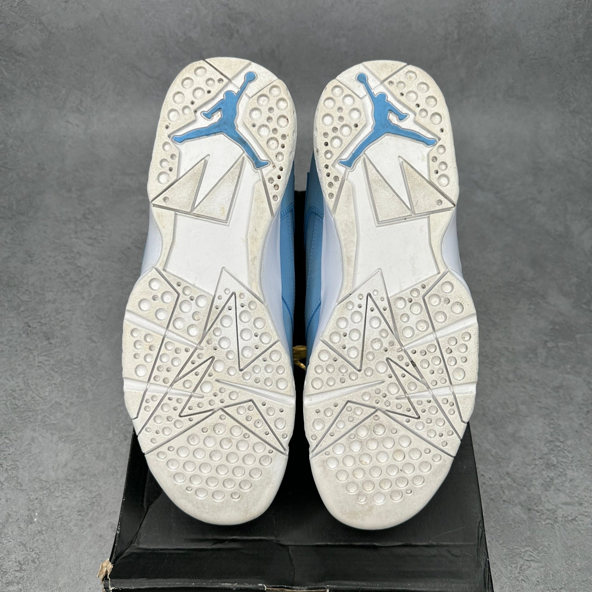 Jordan 7 Retro Pantone *pre - owned* SIZE 11 - Kicks Collective PA - Jordan - 304775-400 - Men's Shoes - 11M/12.5W - Pre - Owned