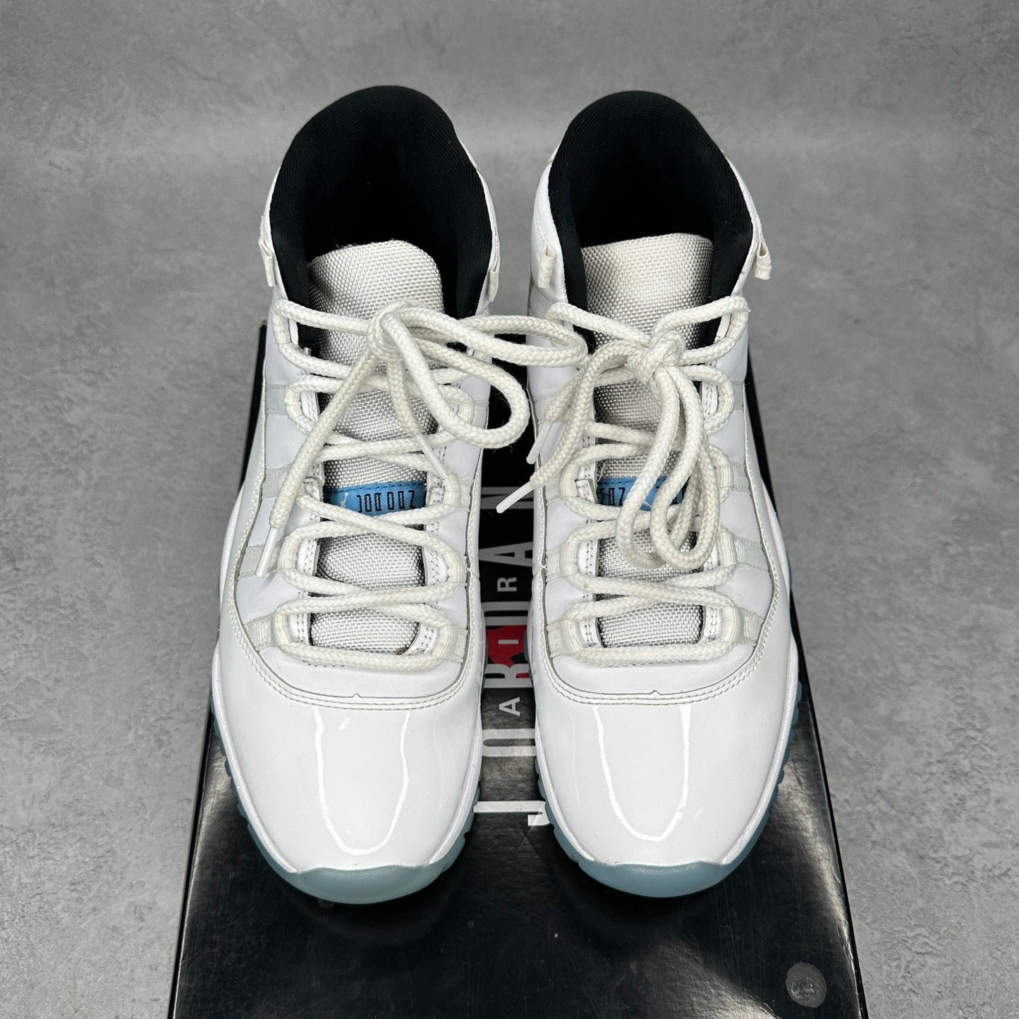 Jordan 11 Retro Legend Blue (2024) *pre-owned* SIZE 9