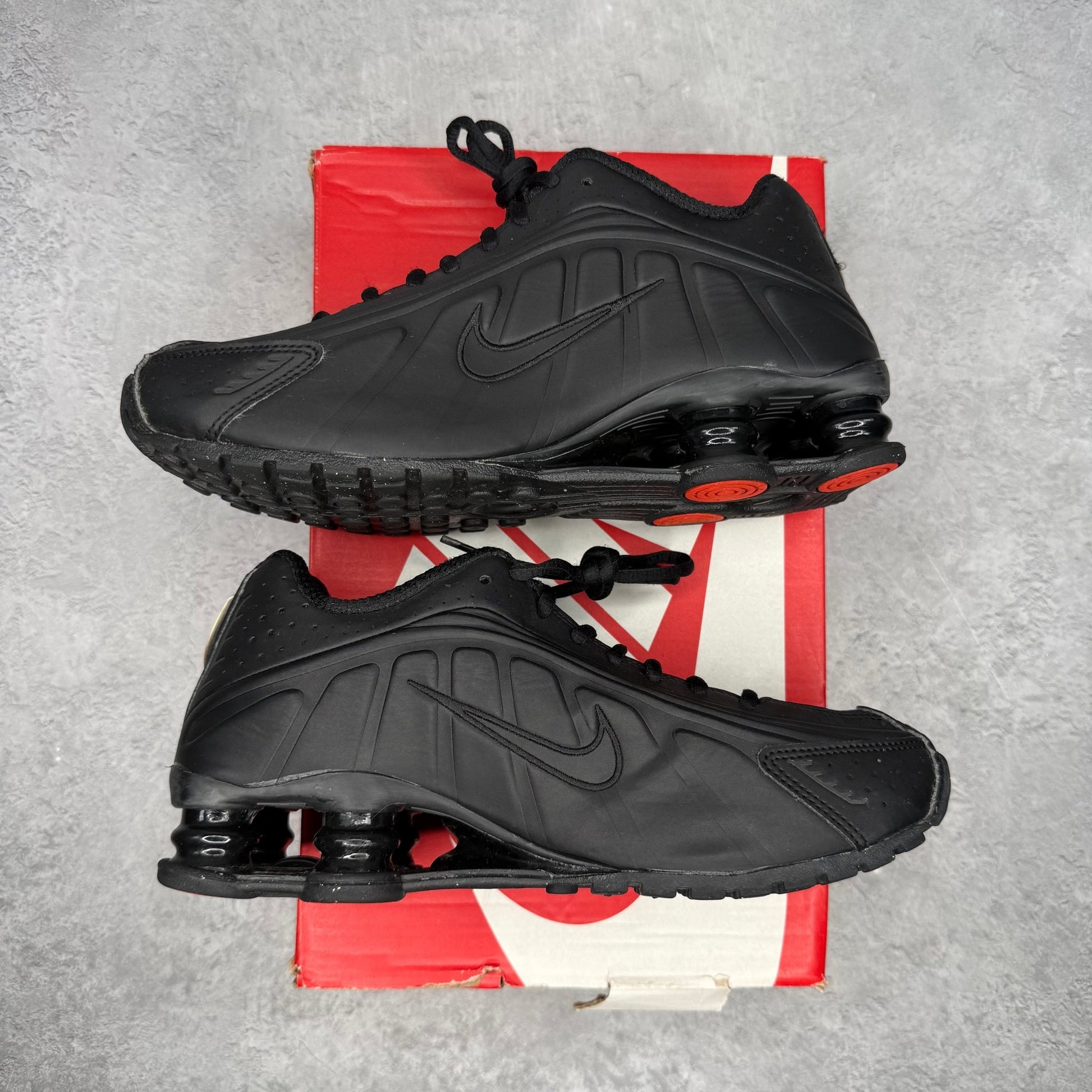 Nike Shox R4 Black (Women's) *pre-owned* SIZE 7W