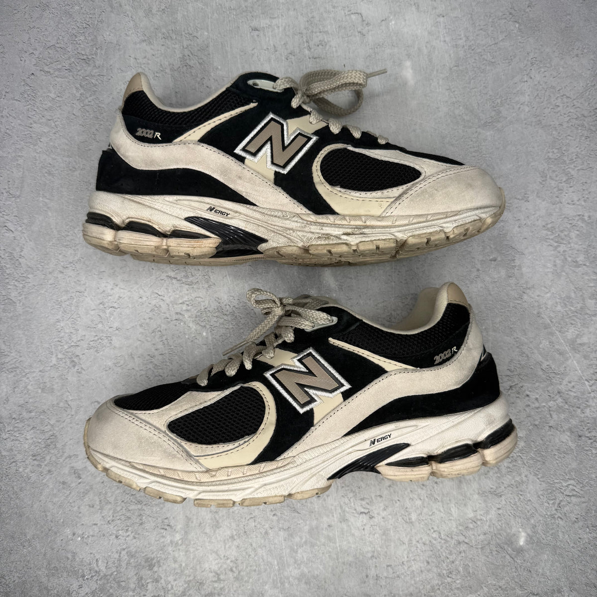 New Balance 2002R Black Beige Tan *pre-owned* SIZE 7.5