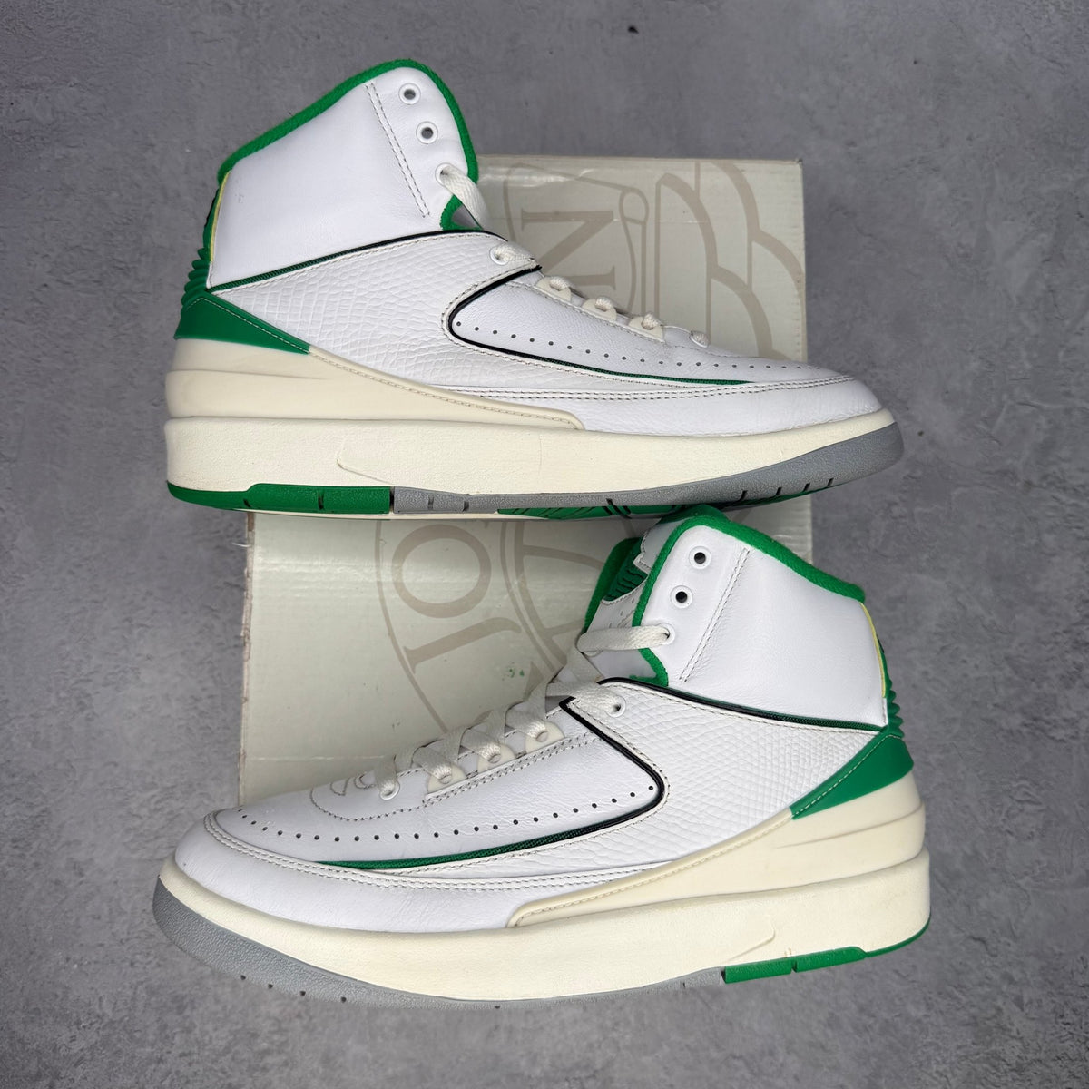 Jordan 2 Retro Lucky Green *pre-owned* SIZE 8