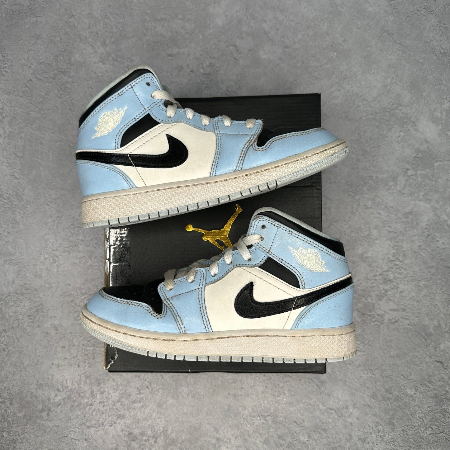 Jordan 1 Mid Ice Blue (2022) (GS) *pre - owned* SIZE 4Y - Kicks Collective PA - Jordan - 555112 - 401 - Kid's Shoes - 4Y - Pre - Owned
