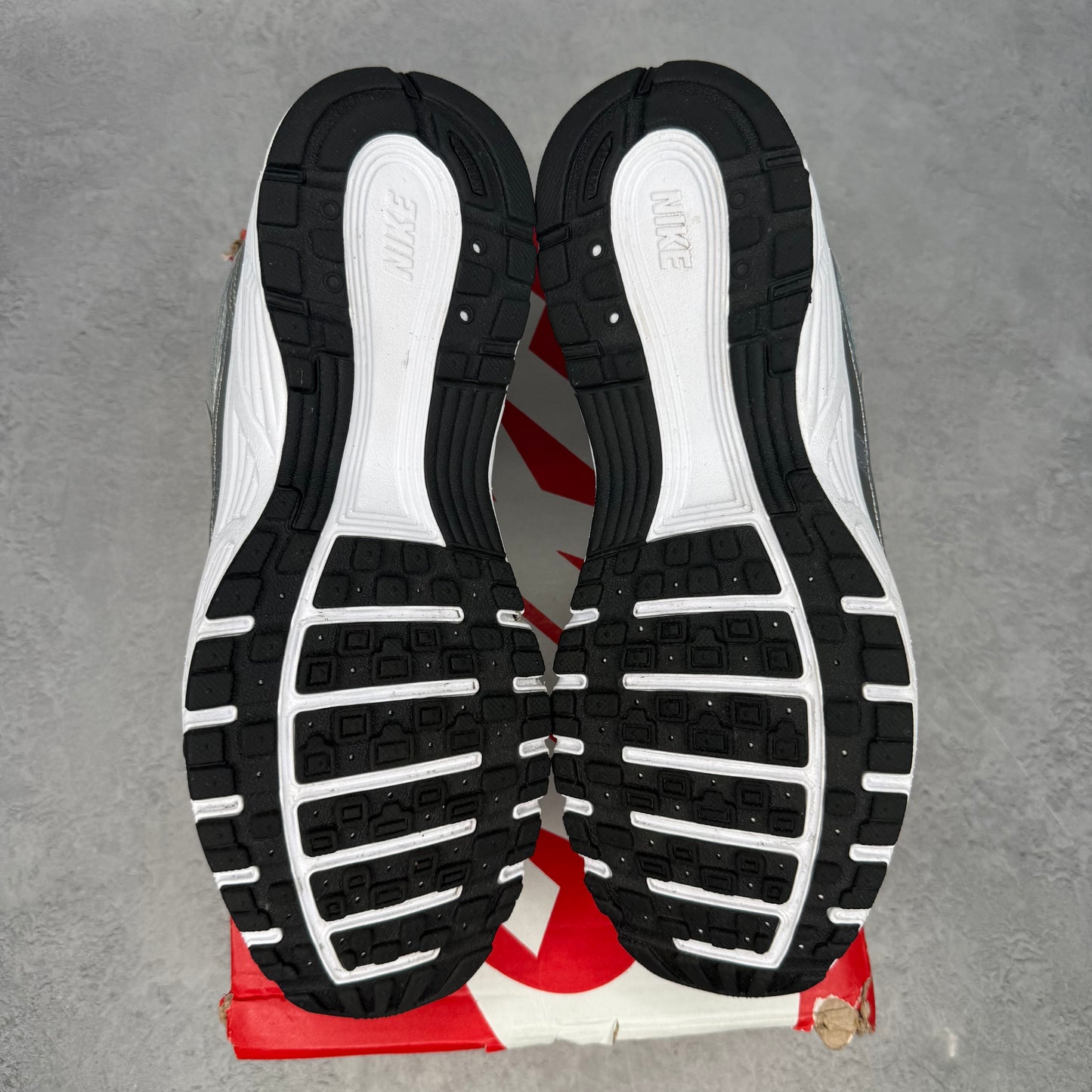 Nike P-6000 Metalic Silver Cool Red (GS) *pre-owned* SIZE 7Y