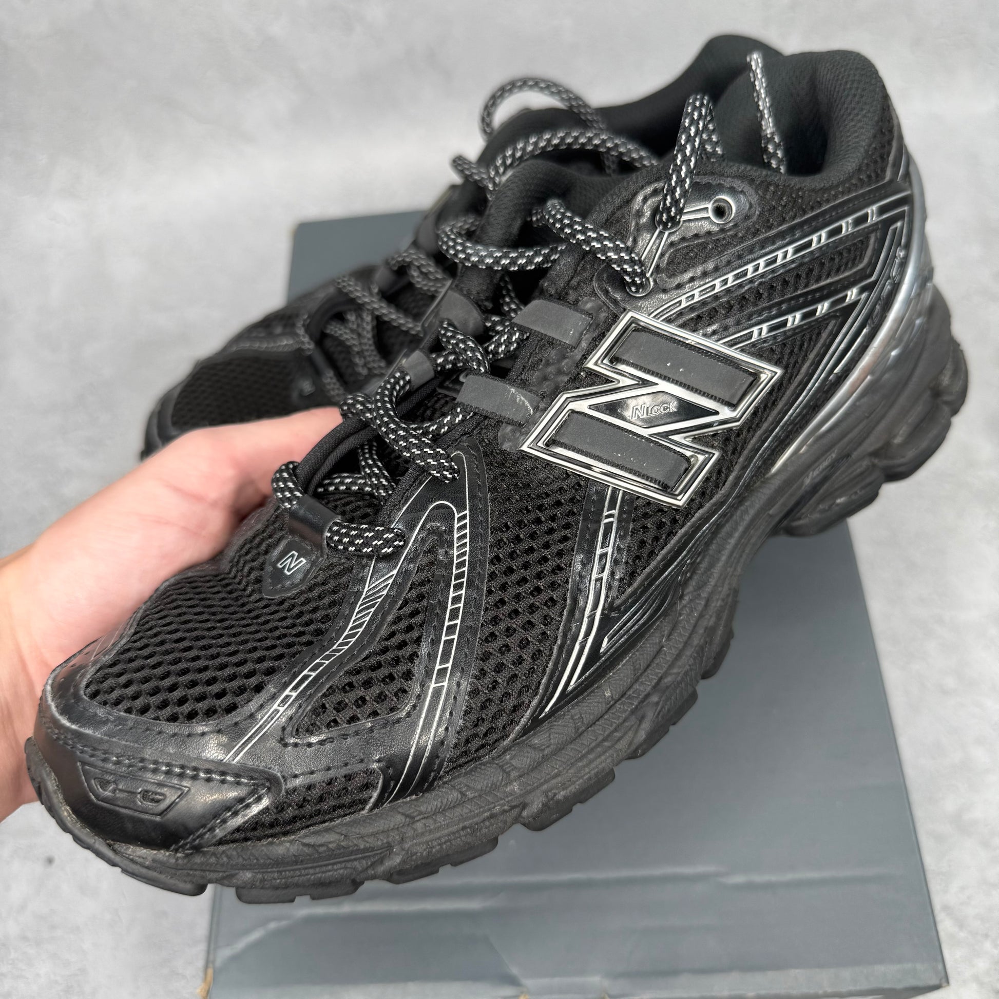 New Balance 1906R Black Metallic Silver *pre-owned* SIZE 8.5