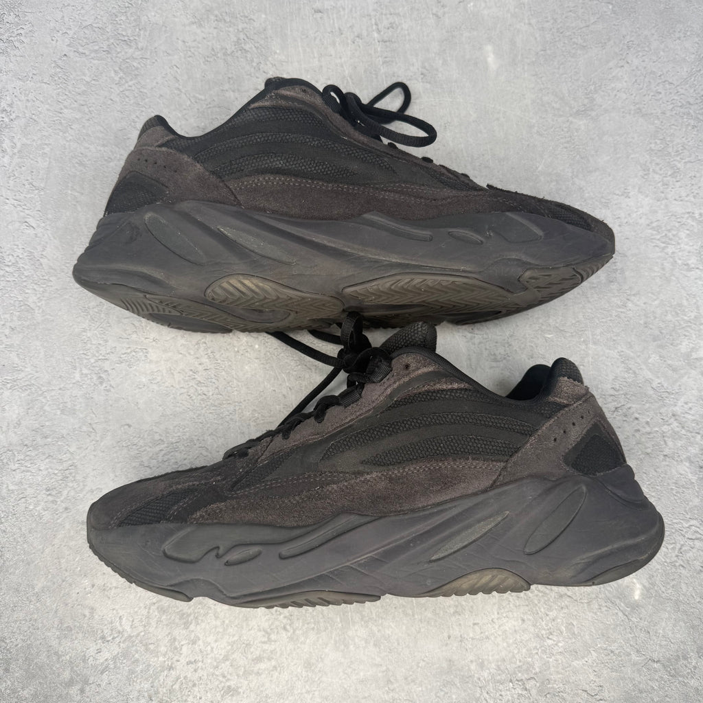 adidas Yeezy Boost 700 V2 Vanta *pre-owned* SIZE 12