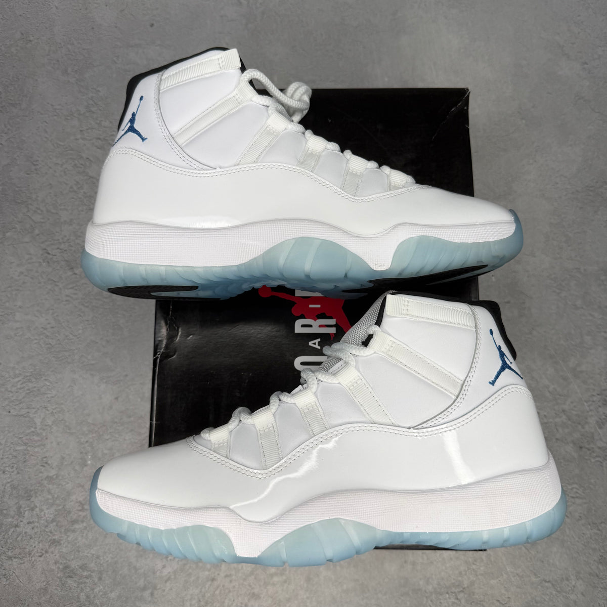 Jordan 11 Retro Legend Blue (2024) *pre-owned* SIZE 9