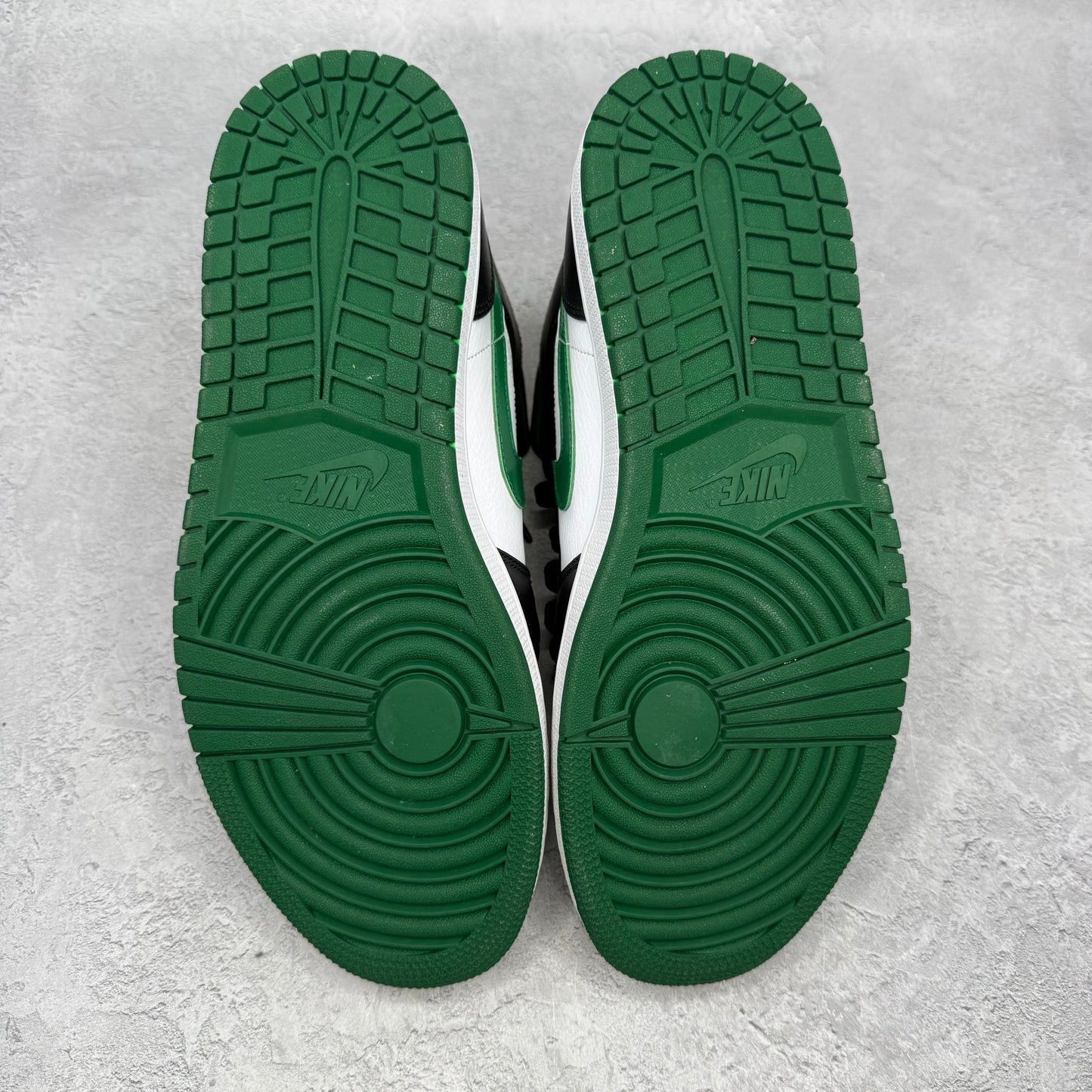 Jordan 1 Mid Green Toe *pre-owned* SIZE 10