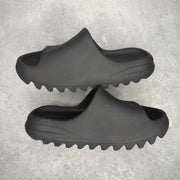 adidas Yeezy Slide Onyx *pre-owned* SIZE 7 Shrunk