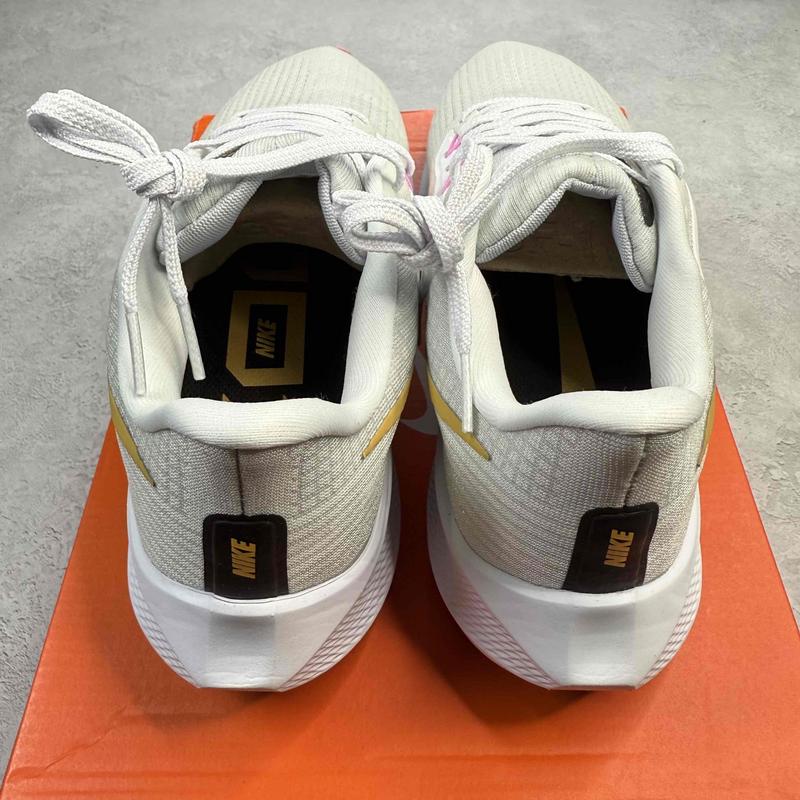 Nike Pegasus 39 White Wheat Gold Pink (Women's) - Kicks Collective PA - Nike - DH4072 - 104 - Women's Shoes - 8.5M/10W - Brand New