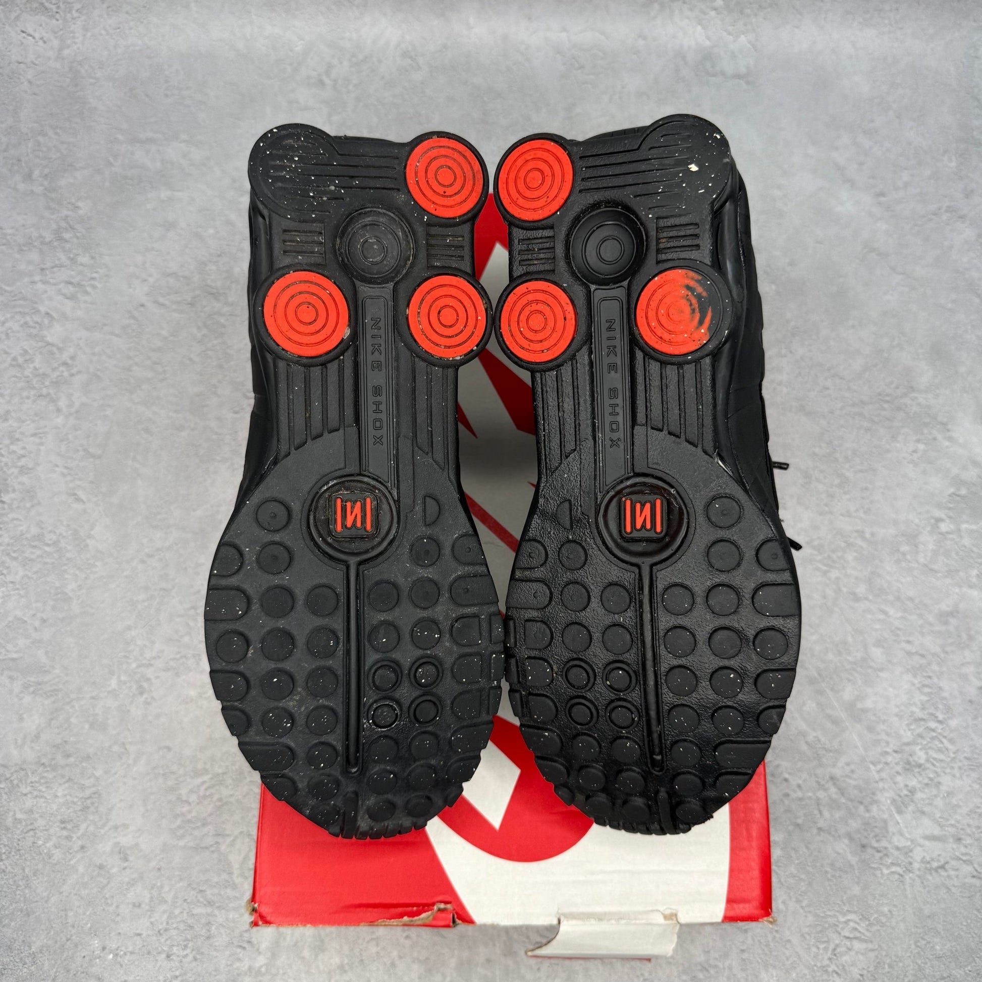 Nike Shox R4 Black (Women's) *pre-owned* SIZE 7W