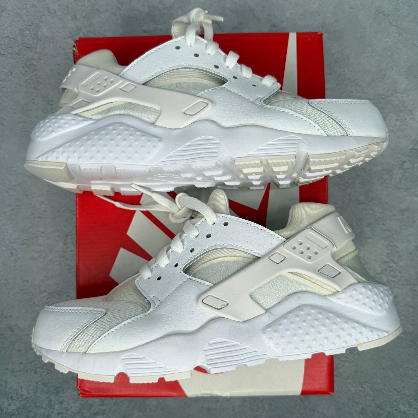 Nike Air Huarache Run White Pure Platinum (GS) *pre - owned* SIZE 6.5Y - Kicks Collective PA - Nike - 654275 - 110 - Kid's Shoes - 6.5Y - Pre - Owned