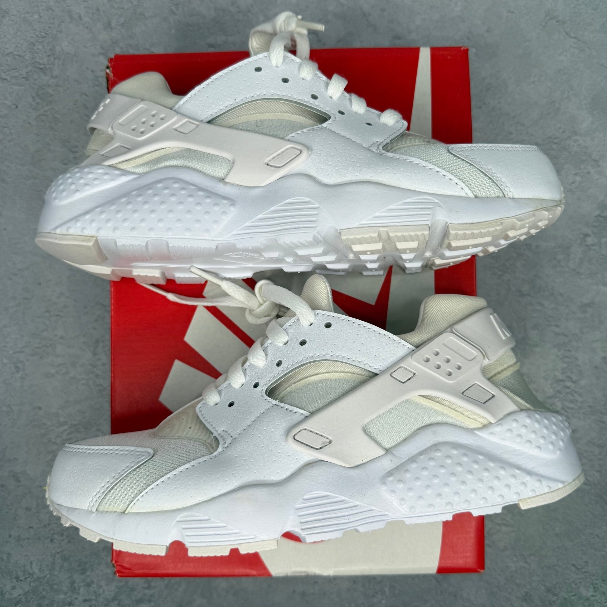 Nike Air Huarache Run White Pure Platinum (GS) *pre - owned* SIZE 6.5Y - Kicks Collective PA - Nike - 654275 - 110 - Kid's Shoes - 6.5Y - Pre - Owned
